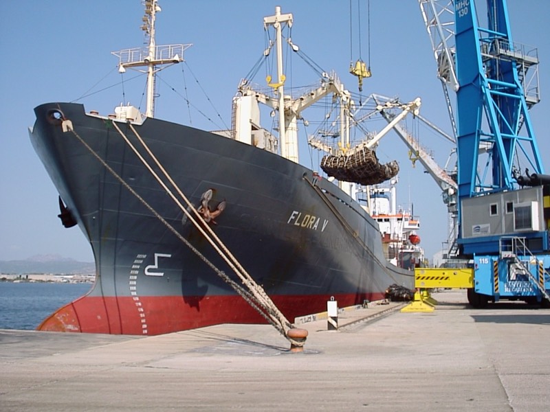 Operatore marittimo professionale al porto di Olbia - agenzia navale SerraShip